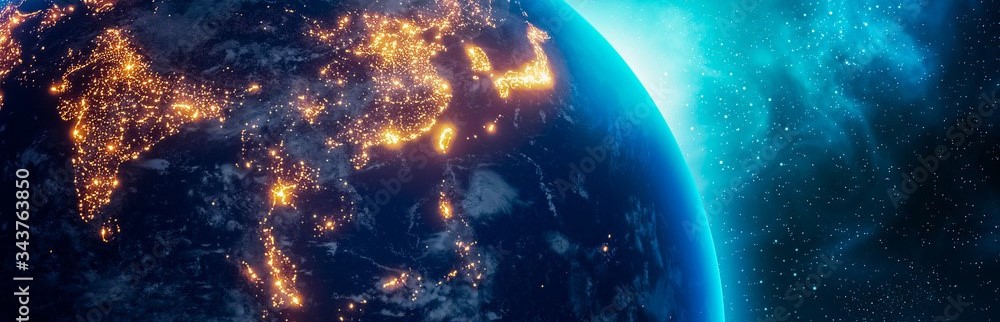 Eine Satellitenansicht der Erde zeigt den asiatischen Kontinent, beleuchtet von Städten, die nachts leuchten. Der Fokus liegt auf der Region um Indien und dem angrenzenden Wasser, während der Weltraum und Sterne im Hintergrund sichtbar sind.